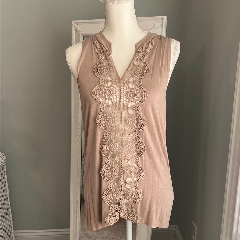 Gimmicks tank style top w/ macrame, size L.